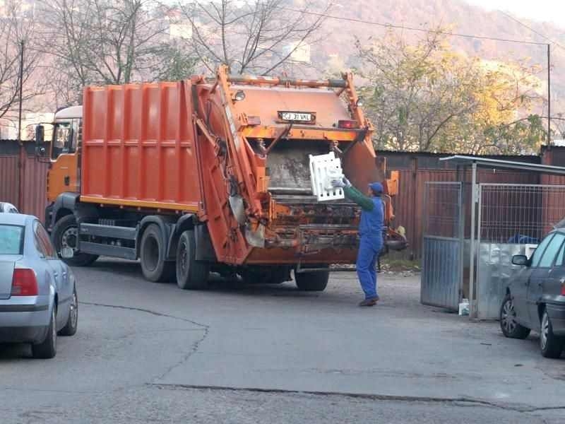 Fati a propus mărirea prețului la gunoi. Candidatul PNL, Călin Păcurar a trecut la atac iar apahidenii vor plăti mai puțin pentru salubritate