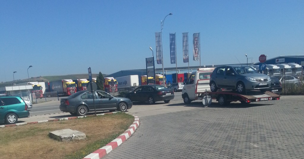 Scandal monstru la stația de carburanți Lukoil din Sânnicoară. Zeci de mașini s-au stricat din cauza apei în benzină și motorină