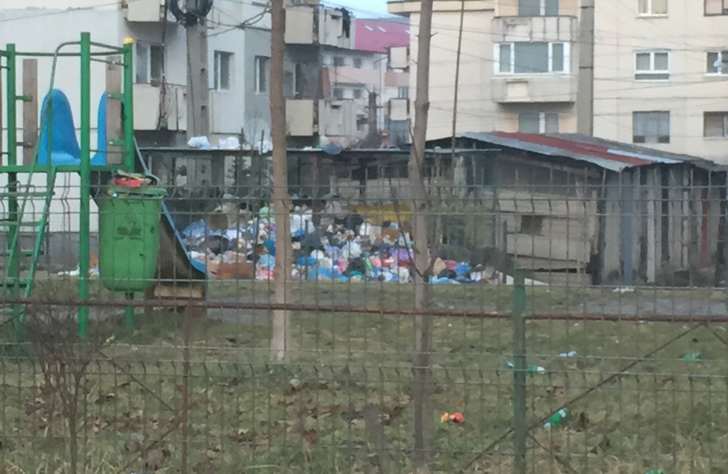 La Apahida a apărut un MUNTE de gunoaie lângă un parc de joacă pentru&nbsp;copii