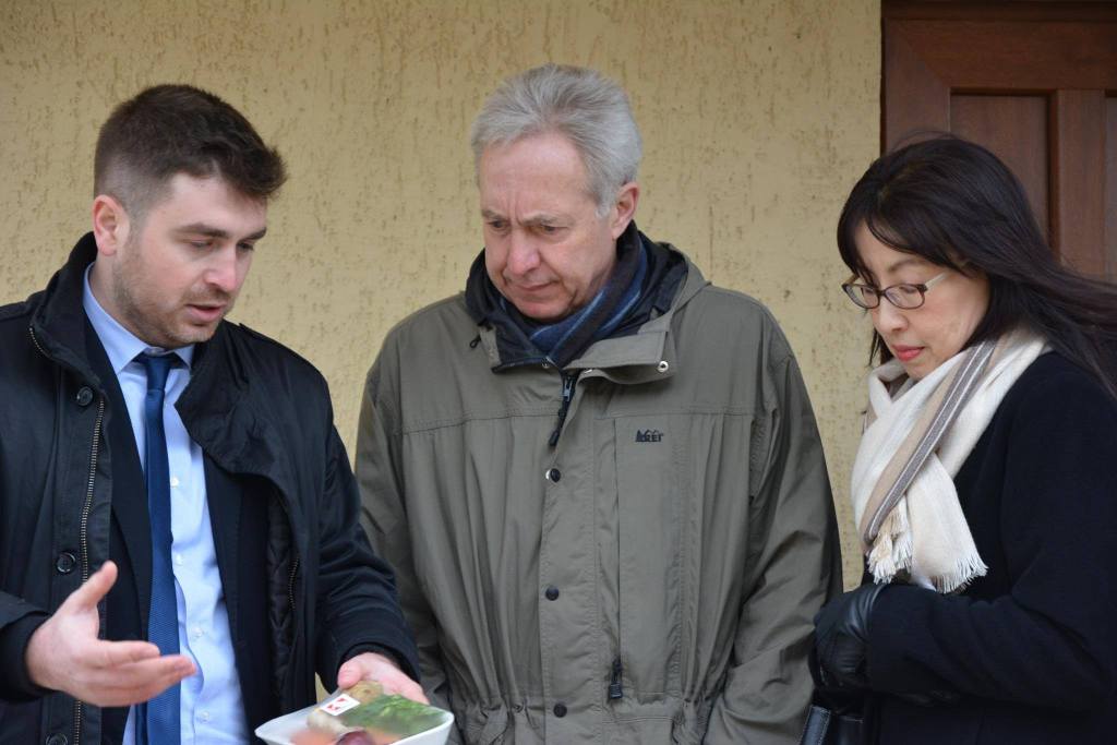 Ambasadorul SUA a discutat cu fermierii din Apahida după care a mâncat cu aceștia sarmale și dovleci copți