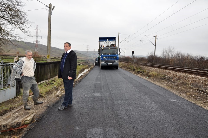 Primarul Fati și-a făcut reclamă cu strada din Apahida care s-a rupt la nici două luni după ce a fost asfaltată. Chiar nimeni nu răspunde pentru lucrările de&nbsp;MÂNTUIALĂ?