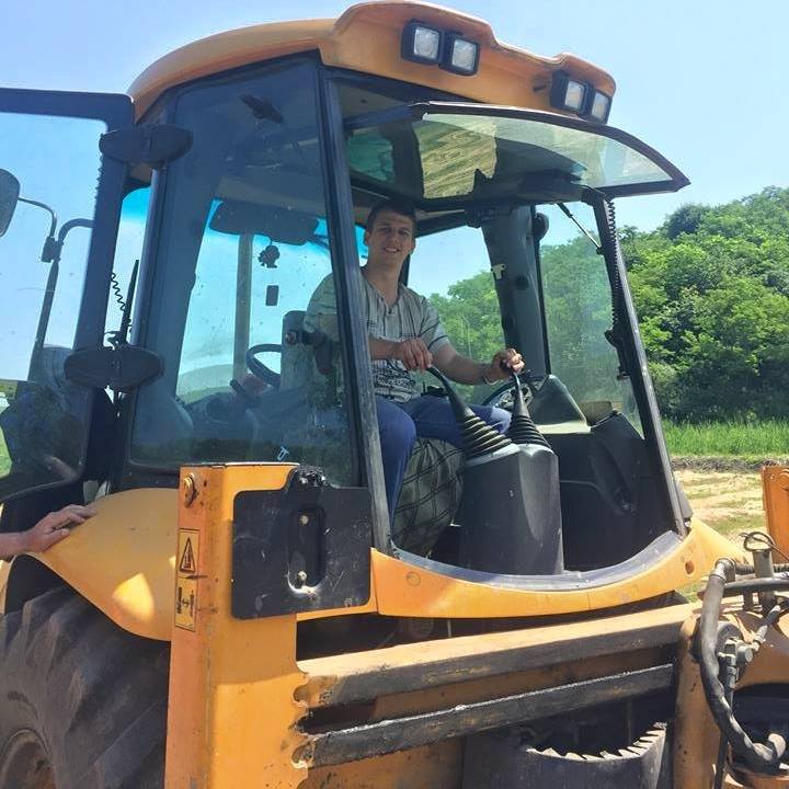 Vlad Fărcaș care a lucrat pe ascuns în Sânnicoara și a umplut cu noroi drumurile din localitate, este cercetat de șefii de la Compania de Apă