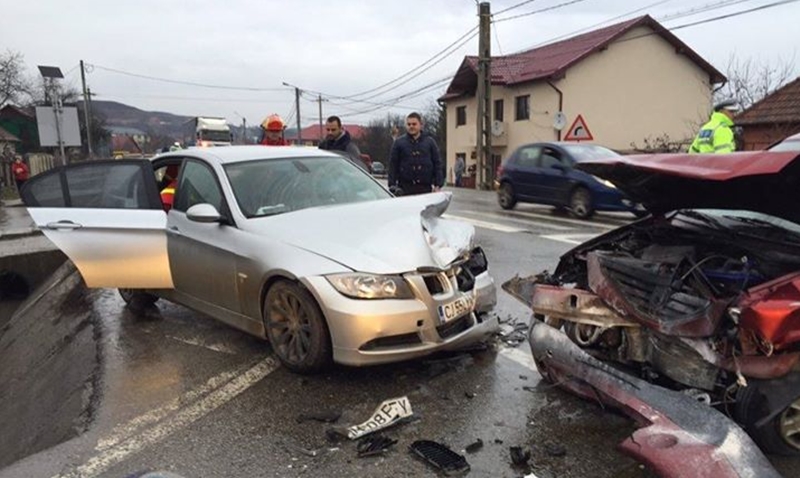 Accident grav la Răscruci! Inconştientul care a provocat accidentul transporta patru butelii pline cu gaz