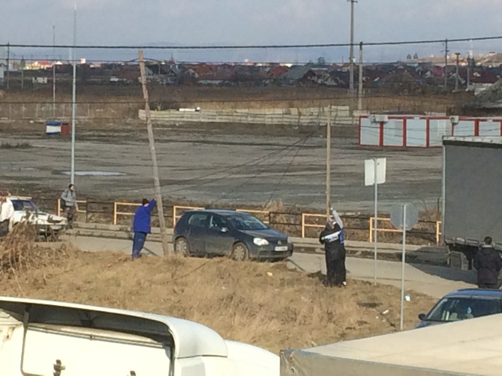 Incompetența a blocat circulația pe drumul național care tranzitează Apahida. Au vrut să monteze stâlpi de electricitate dar apoi i-au abandonat în mijlocul&nbsp;drumului