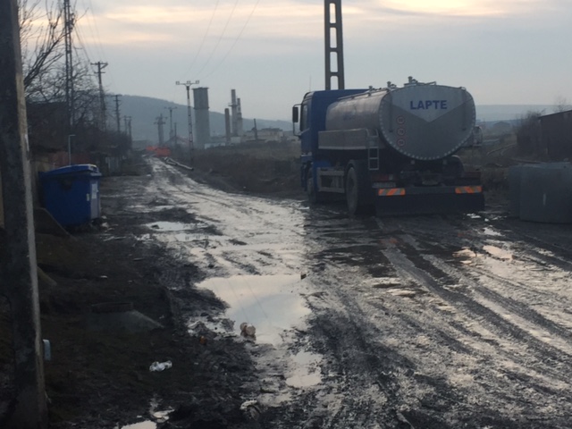 Fati a recunoscut că situația din Căbăuș este gravă. Piloții de la Aeroclub se apără și spun că lucrările la pista de biciclete sunt făcute de mântuială. Asfaltările sunt oprite în timp ce soluții nu prea există