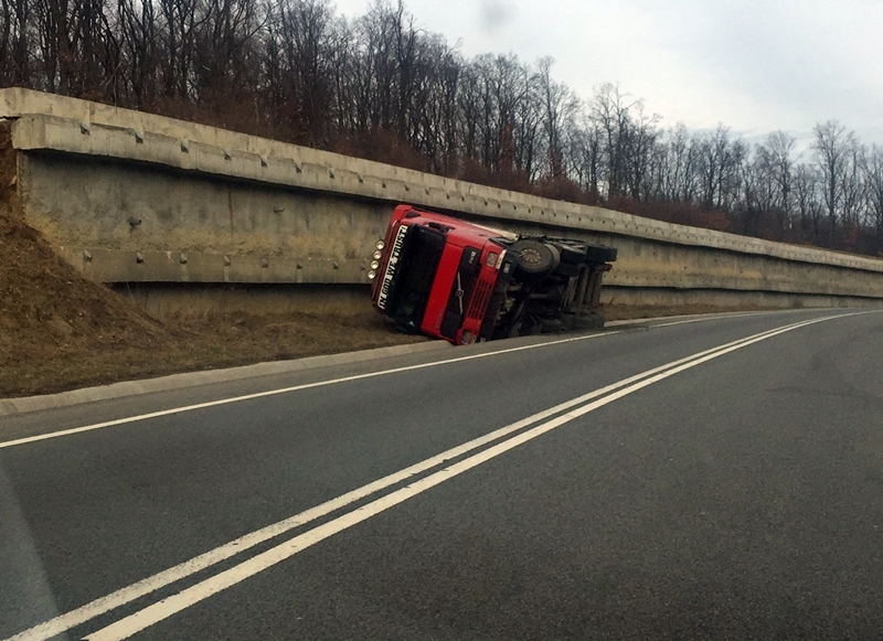 TIR răsturnat pe centura Vâlcele – Apahida. Autoritățile nu știu nimic despre incident