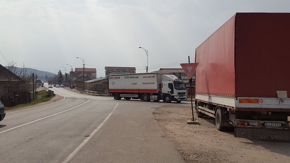 Grav accident de circulație la Apahida. Indicatorul rutier care poate omorî oameni este mutat de șoferi după cum vor&nbsp;ei