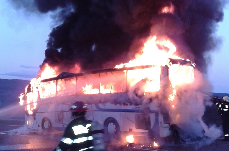 Un autocar a ars complet din cauza unui incendiu care s-a produs la partea electrică. Incidentul s-a petrecut pe centura Vâlcele –&nbsp;Apahida