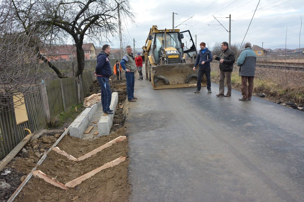 Fie strada cât de-ngustă dar să mai facem o rigolă! La Apahida nu s-au INVENTAT&nbsp;TROTUARELE