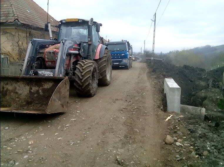Strada din Corpadea care a scos oamenii în stradă rămâne cu rigole, dar mai mici și din … pământ