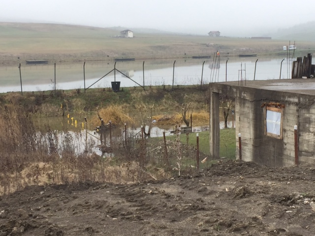 Vilele din Câmpenești inundate de apele de pe&nbsp;versanți