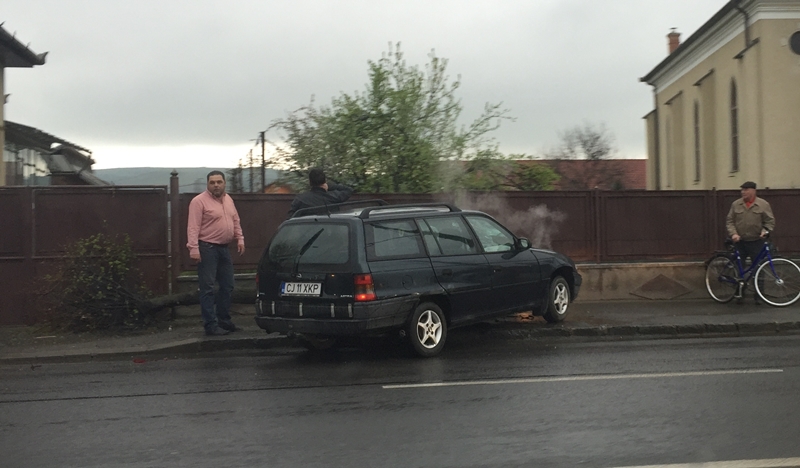 Accident la Someșeni. Un  Opel a rupt un copac de pe marginea&nbsp;drumului
