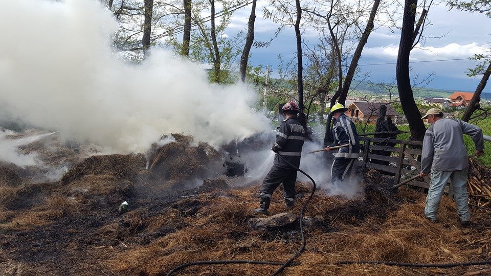 Un depozit de furaje din Apahida s-a făcut&nbsp;scrum