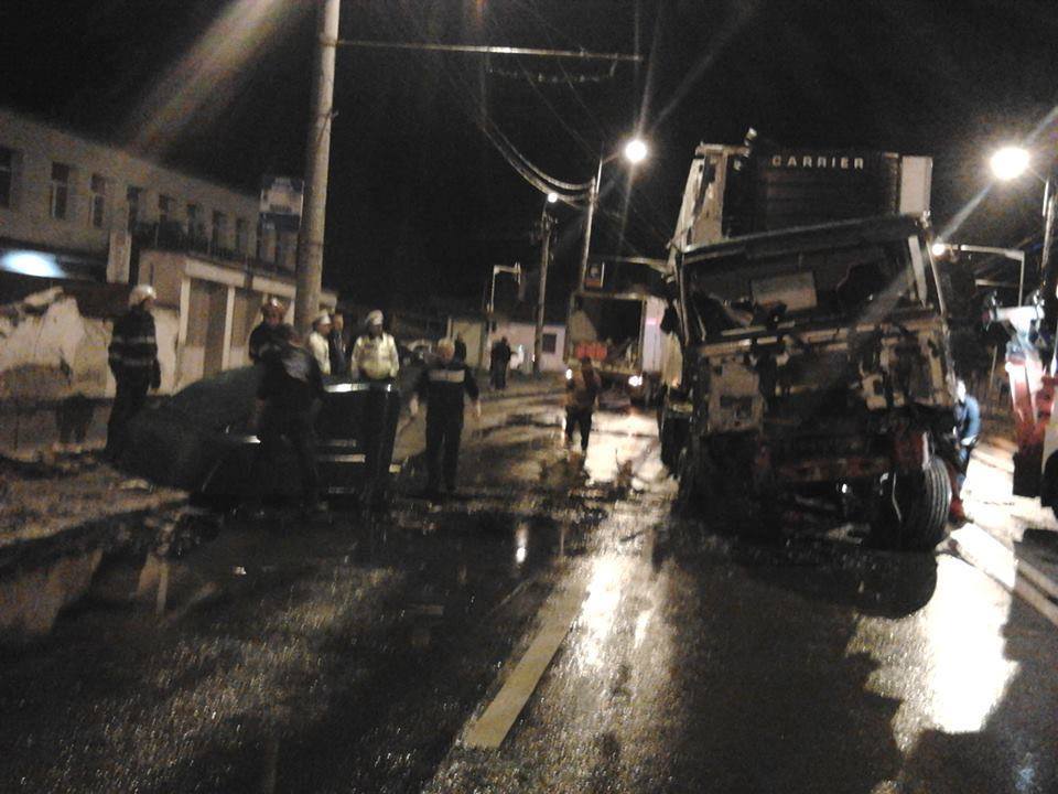 Galerie foto cu dezastrul provocat de autotrenul scăpat de sub&nbsp;control