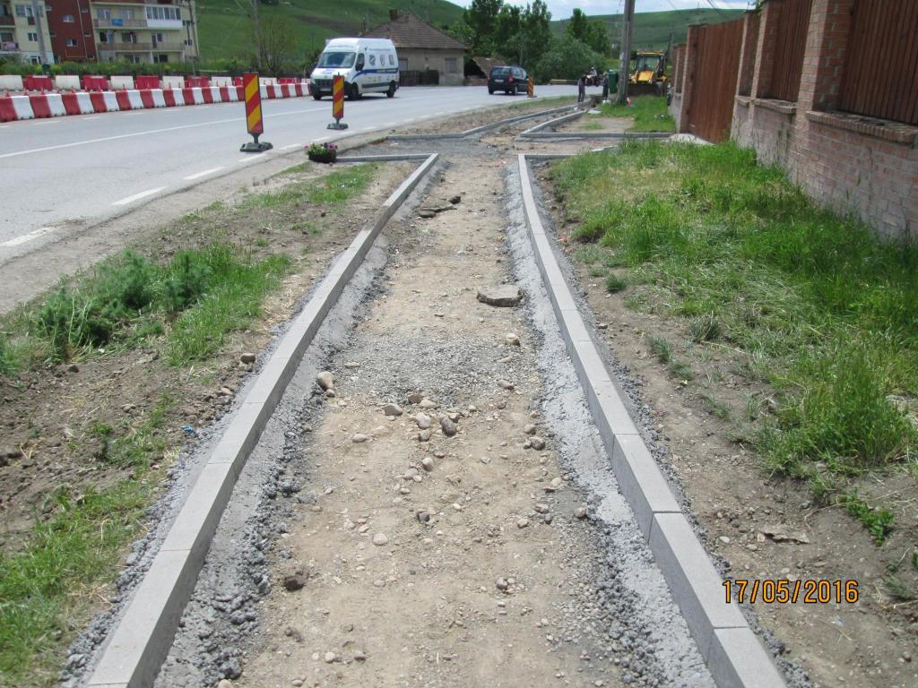 Bătaie de joc la trotuarul din centrul comunei Apahida. E LAT CÂT O POTECĂ și a costat 12.000 de&nbsp;euro!!!