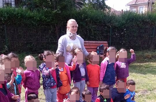 O educatoare din Apahida a încercat să facă primăvară cu o floare. Locul de joacă de la Grădinița din Apahida este ruginit la&nbsp;propriu