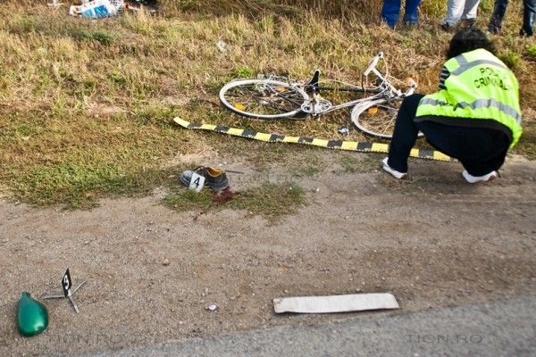 Accident în Sânnicoară! A intrat cu bicicletă într-o grămadă de piatră lăsată&nbsp;nesemnalizată