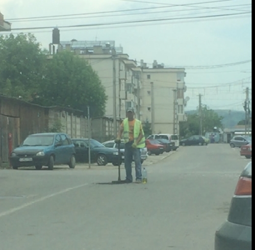 La Apahida se asfaltează din lopată. De ce nu se repară străzile cum&nbsp;trebuie