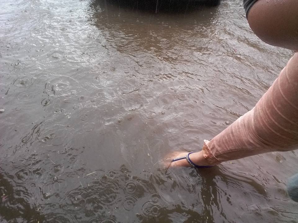 Apahida este inundată la fiecare ploaie mai puternică. Locuitorii fac haz de necaz și scriu pe facebook că ”s-a deschis primul ștrand” din&nbsp;comună.