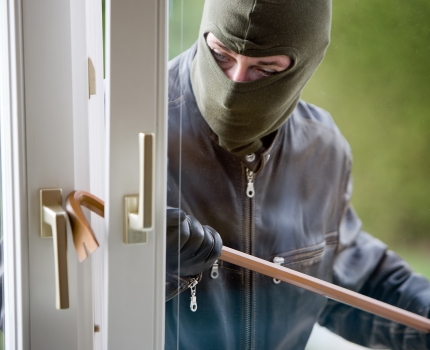 Infractor periculos arestat pentru 20 de zile după ce a intrat peste o familie din Sânnicoară, în toiul nopții