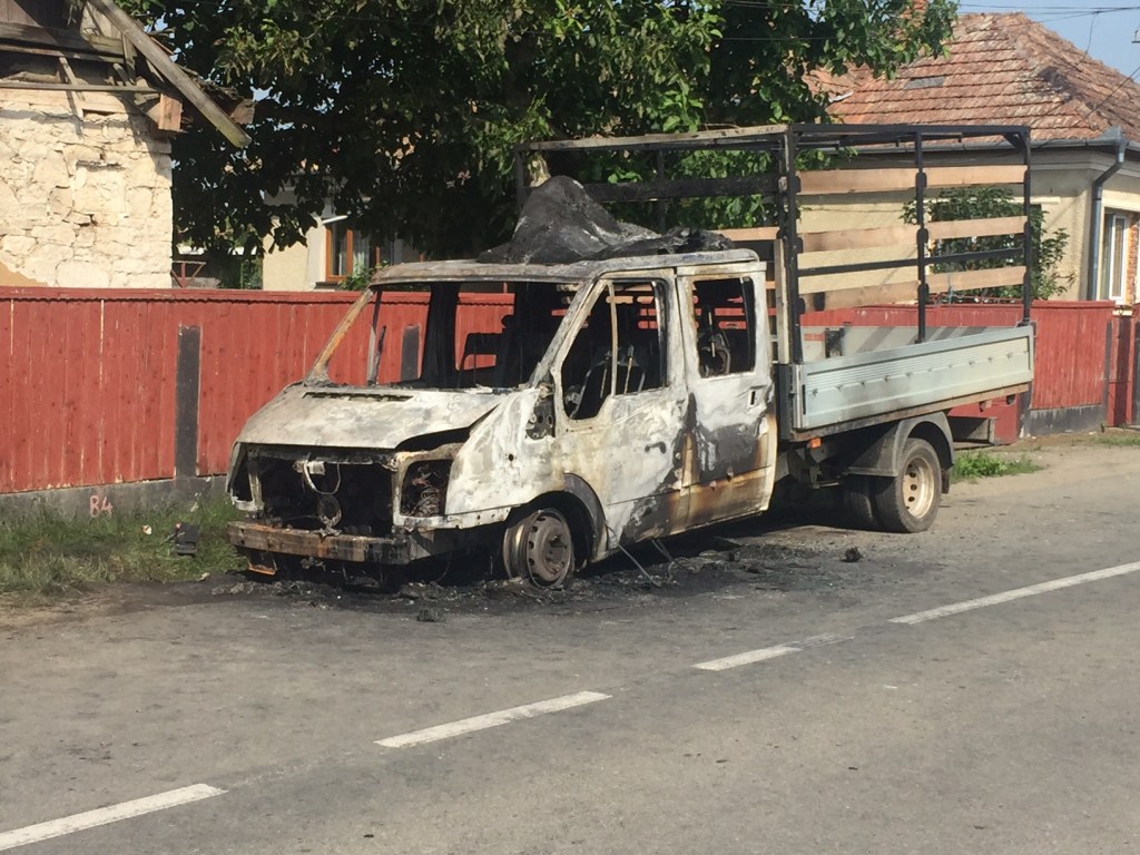 EXCLUSIV! Răzbunare la Apahida! O camionetă a fost incendiată și s-a făcut scrum
