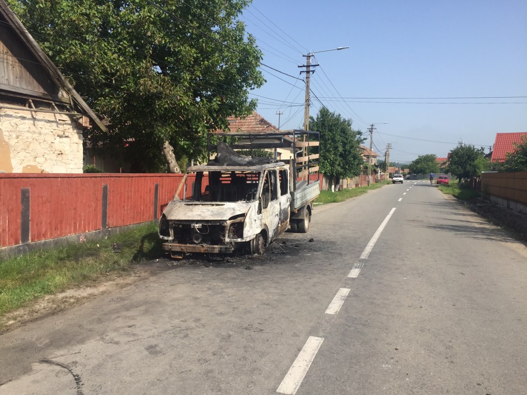 Dragoste cu năbădăi și incendierea unei mașini de 20.000 de euro. Polițiștii nu au prea mulți suspecți