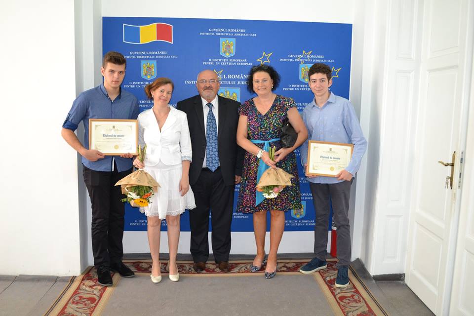 Elevul din Dezmir care a obținut nota 10 la examenul de Bacalaureat a fost premiat de prefectul de Cluj. Primăria Apahida încă mai așteaptă. Liberalii din Apahida vor propune premierea acestui rezultat&nbsp;excepțional