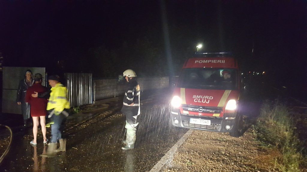 O ploaie abundentă a arătat ”eficiența” administrației publice locale din Apahida. Primarul Fati a sărbătorit sâmbătă, când ploua mai tare, la KM 17, realegerea în al doilea mandat. Mobilizarea Primăriei Apahida s-a făcut sâmbătă noaptea în jurul orei 00.30. Pompierii de la ISU au intervenit pentru a ajuta cetățenii din&nbsp;Apahida.