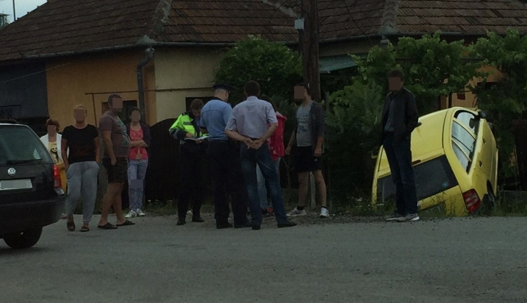 Accident la Sânnicoară. Un șofer inconștient a depășit pe linie continuă și a ajuns într-un&nbsp;gard