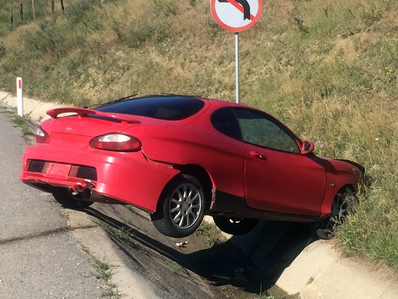 Accident ciudat la ieșire din Apahida. Un autoturism Mazda sport a ajuns în&nbsp;rigolă
