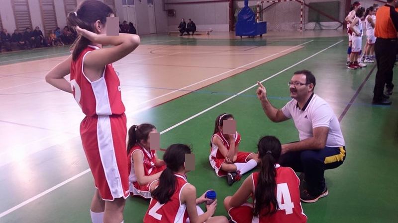 Antrenorul de la ACS For You Apahida, Emil Cătană, îl atacă dur pe primarul Fati, pentru că amână finanțarea cluburilor sportive. ”Să ții părinții și copiii în șah, cât vrei tu, că tu ești primarul, este bătaie de&nbsp;joc