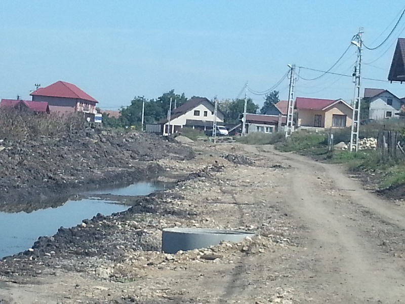 Locuitorii din Căbăuș vor mai trăi mult și bine cu străzile neasfaltate. Lucrările de asfaltare și de construcție a pistei de biciclete au fost oprite de Inspectoratul de Stat în Construcții. Primăria este acuzată că a construit pe un teren care nu este al&nbsp;ei