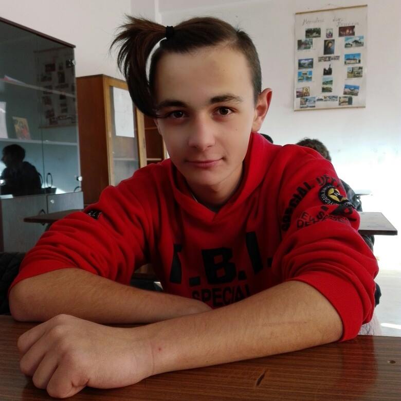 Vezi cine sunt agresorii care au bătut cu bestialitate un tânăr. Poliția din Cluj a făcut două rețineri. IMAGINI VIOLENTE