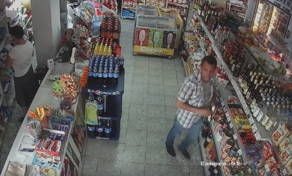 A furat două sticle de whisky dintr-un magazin din Apahida și a fost filmat. Pe hoț nici nu îl interesează