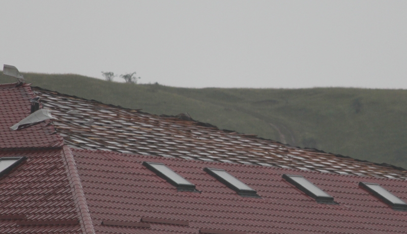 Imaginile prăpădului din Apahida. Furtuna cu aspect de taifun a produs un adevărat dezastru. Blocul construit de liberalul Radu Păcurar a rămas fără&nbsp;acoperiş