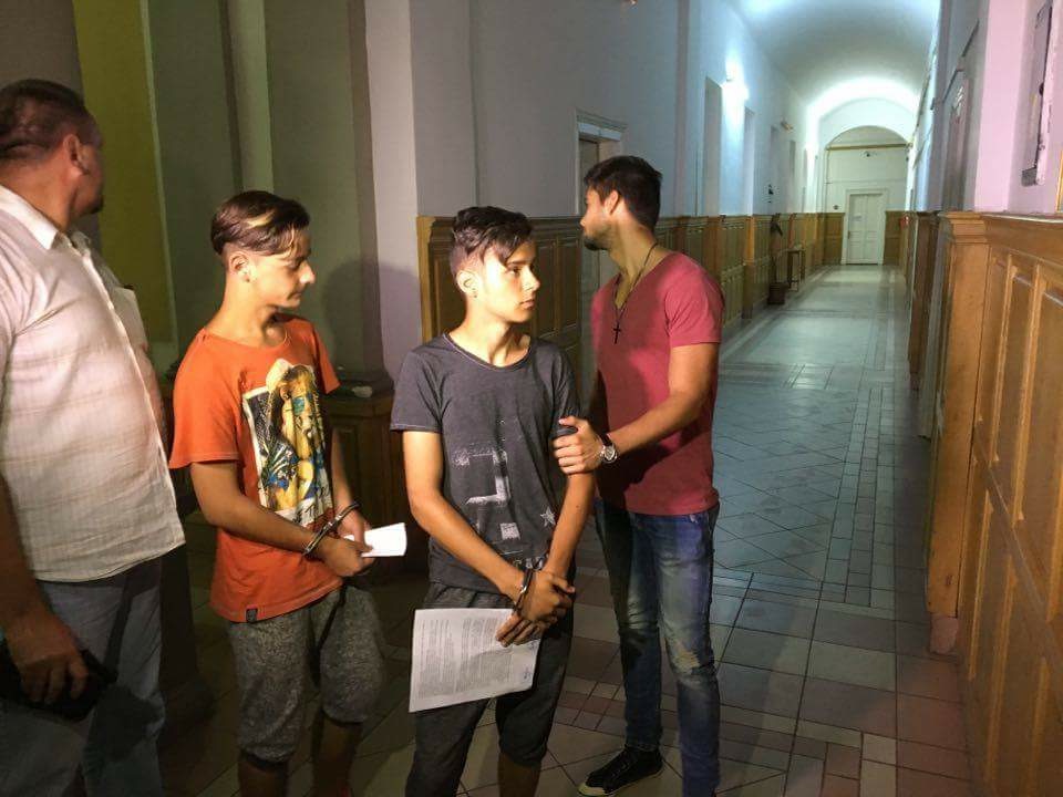 Mandate de arestare pentru cele două bestii cu chip de om care au zdrobit în bătaie un alt tânăr VIDEO