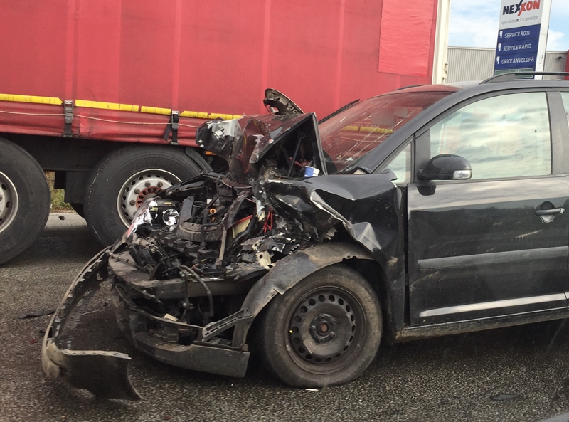 Accident la ieșirea din Sânnicoară. Un bătrân de 78 de ani s-a crezut pilot de curse și a intrat cu viteză mare într-un microbuz de Gherla