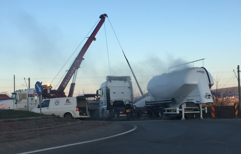 Un autotren care transporta ciment la un pas de prăpăd la Câmpenești. A ajuns pe câmp și s-a răsturnat