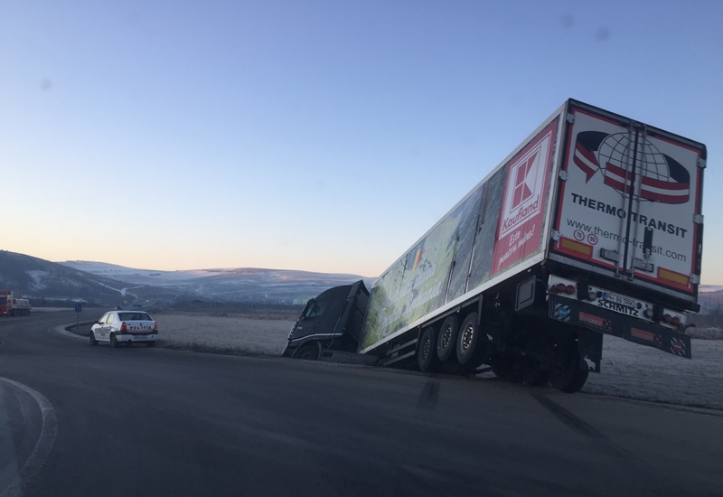 Accident la Dezmir! Un TIR a ieșit de pe drum