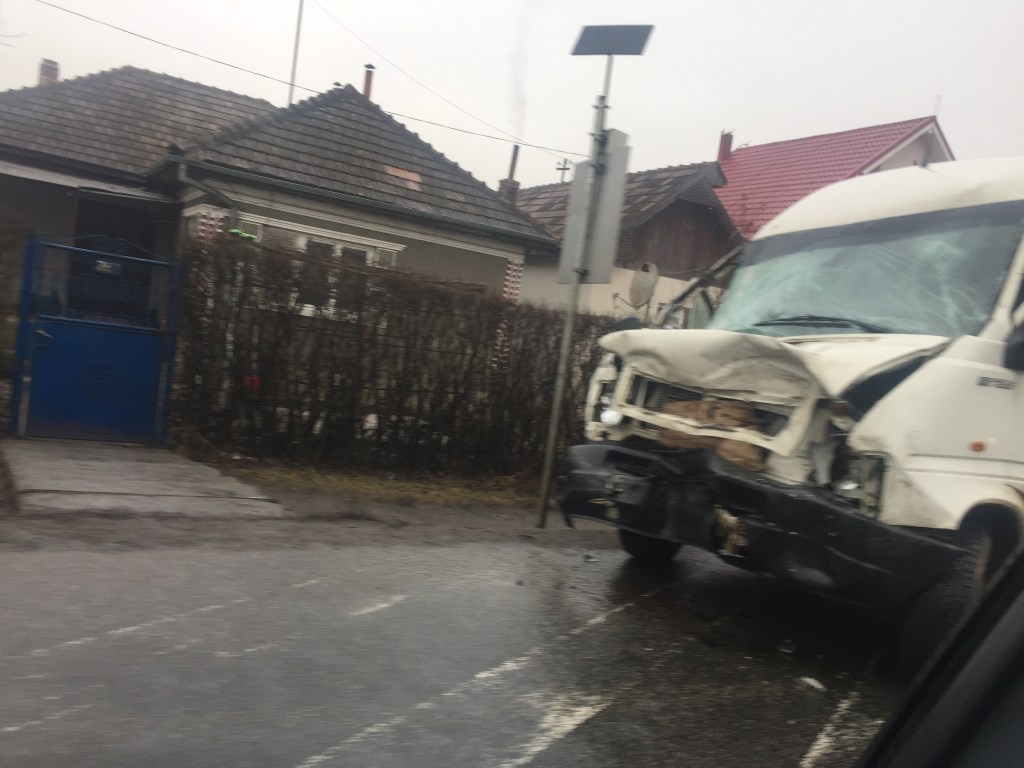 Accident grav la Răscruci. Un microbuz a intrat în plin într-un TIR