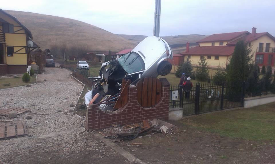 Accident grav la Corpadea! Doi tineri, dintre care unul din Apahida, sunt în stare gravă. Mașina s-a înfipt ca racheta într-un stâlp