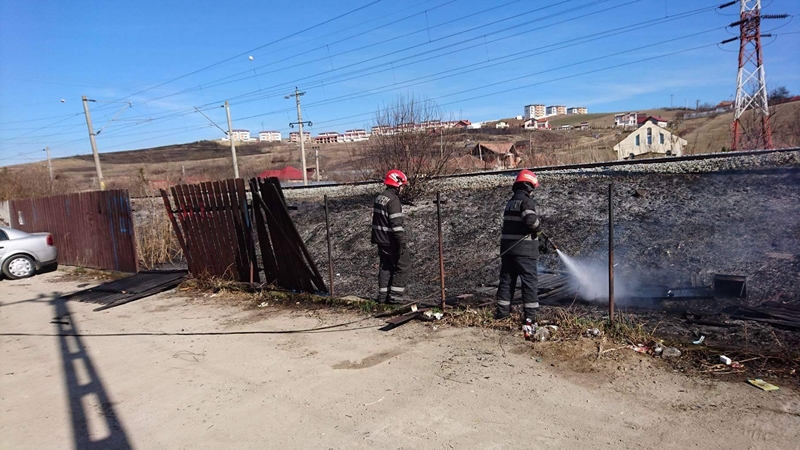 Inconștiență criminală! O femeie de 66 de ani a dat foc la miriște și a incendiat două mașini și un gard