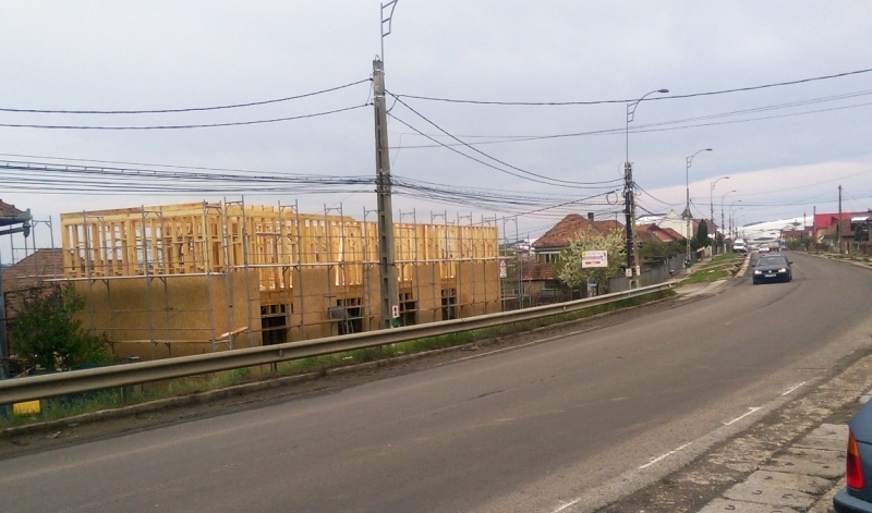 Țiganii de la Pata Rât vor fi mutați la Apahida. Trei proiecte imobiliare sunt în curs de execuție. Una dintre case nu respectă regulamentul de urbanism