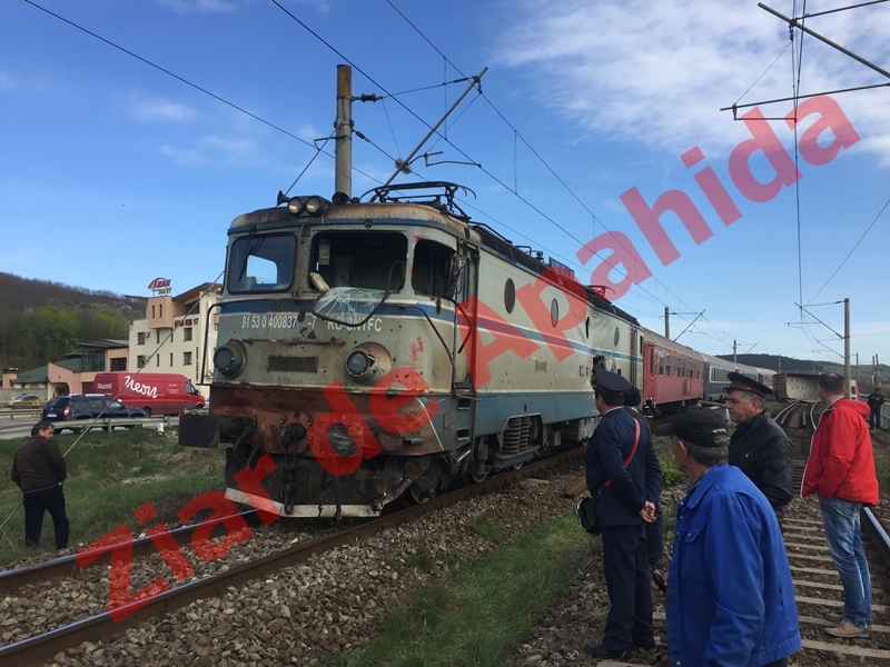 Exclusiv! Accident grav de tren. O autobasculantă a fost spulberată de un tren rapid