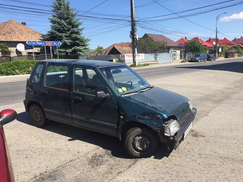 Accident grav la Apahida. Un Tico a ajuns cu roțile în sus