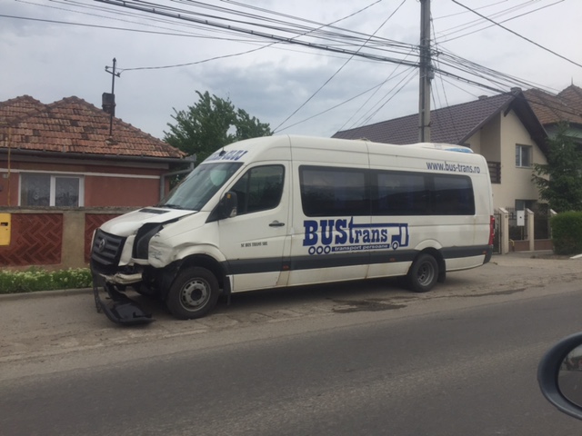 Accident cu un microbuz de persoane, care putea avea urmări și mai grave