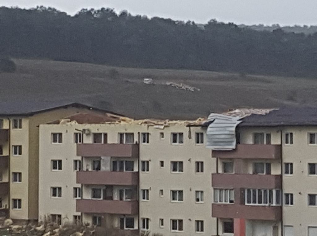 Furtuna extremă la Apahida. Acoperișul unor blocuri a fost smuls de vântul puternic. În Florești a fost&nbsp;prăpăd.