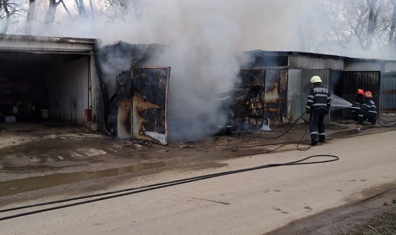 Trei garaje s-au făcut scrum în Apahida. Pagubele sunt importante