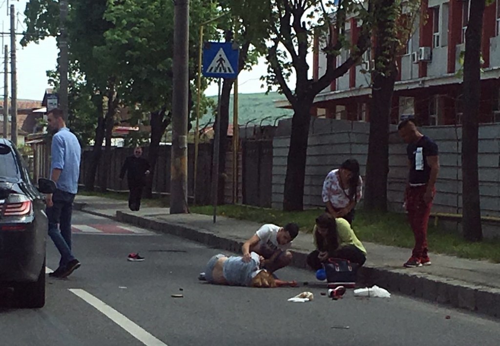 O femeie a fost spulberată pe trecerea de pietoni. O AMBULANȚĂ a trecut pe lângă VICTIMĂ și nu a OPRIT