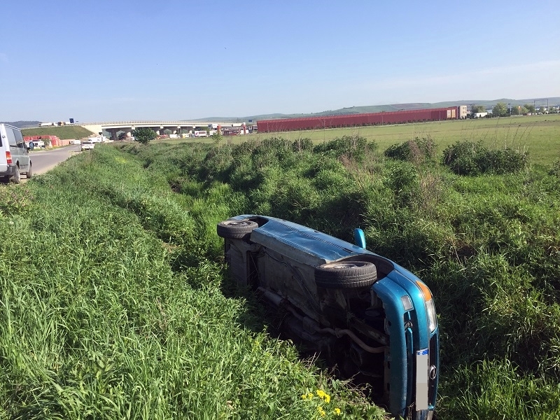 A furat o mașină și a ajuns cu ea într-un șanț din Dezmir